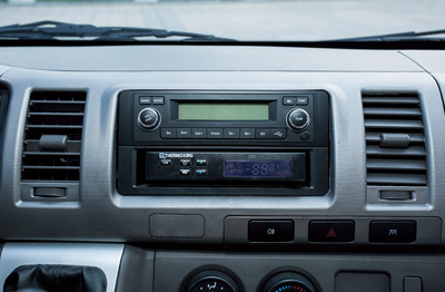 El aire acondicionado cuenta con un panel de control, para que el conductor pueda regular la temperatura en el compartimento y así asegurar que los productos se puedan entregar frescos.